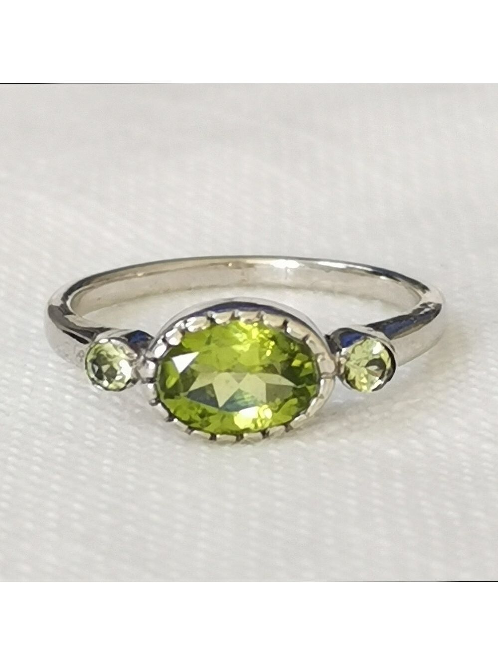 Peridot gemstone ring in Sterling Silver size 7 🆕